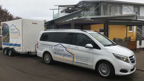 Firmenwagen mit Anhänger vor der Ausstellung von Allgäuer Wintergärten in Leutkirch im Allgäu