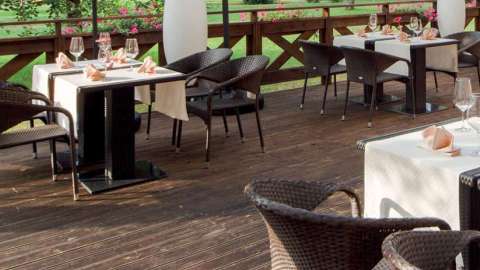 Restaurant mit Thermoesche als Terrassenboden