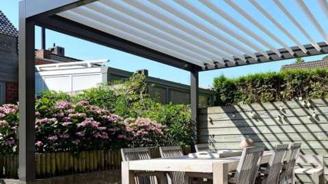 Lamellendach B150 XL auf einer Terrasse mit Esstisch