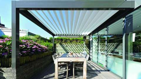 Lamellendach B150 auf einer Terrasse mit Esstisch