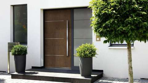 braue Haustür mit Glaselement auf der rechten Seite in weißer Fassade