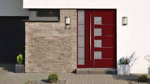 rote Haustür mit Glaselement auf der linken Seite in einem Haus