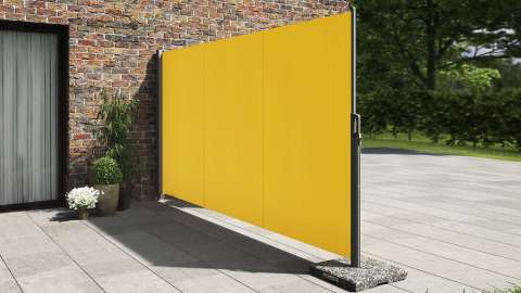 gelbe Seitenmarkise auf einer Terrasse