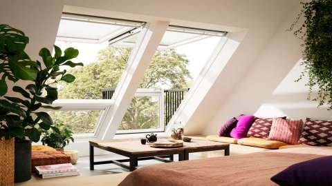 zwei VELUX CABRIO™ Dachfenster in einem Wohnzimmer