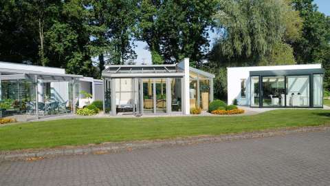 Drei verglaste Wintergärten auf der Ausstellung von Dürbusch in Potsdam bei Berlin.