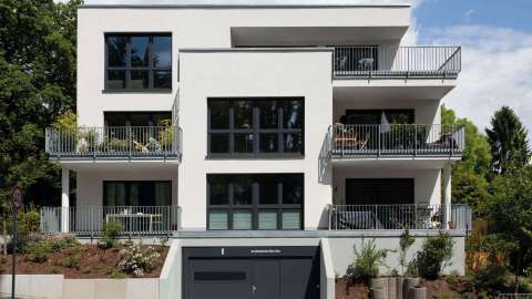 Wohnkomplex mit Balkon und bodentiefen Fenstern auf jeder Etage