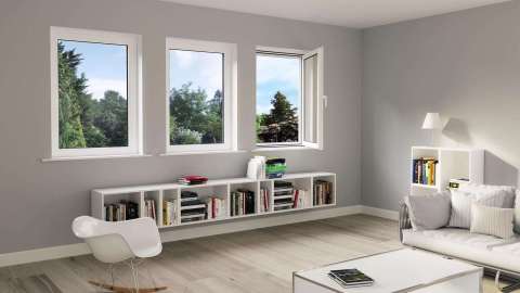 helles Wohnzimmer mit drei geöffneten Fenster über einem Bücher-Sideboard