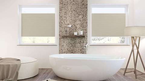 modernes Badezimmer mit runder Badewanne im Raum und beigen innenliegendem Sonnenschutz vor den Fenstern