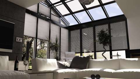 modernes Wohnzimmer mit Glasecke mit Raffstoren