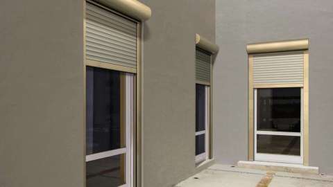 drei bodentiefe Fenster mit Sicherheits-Rollläden in brauner Fassade