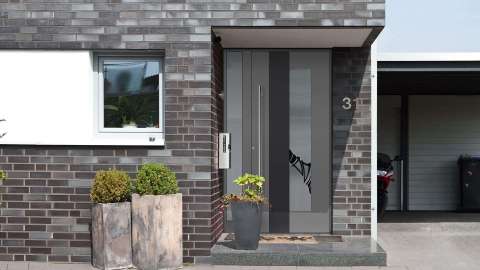 Kompotherm Haustür im E-Design in einem Haus mit schwarzem Klinker