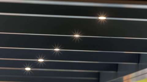 Nahansicht der LED-Beleuchtung in den Dachsparren