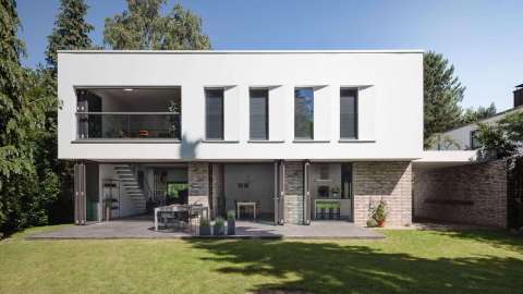 modernes Haus mit Glas-Faltwänden und bodentiefen Fenstern