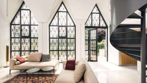 Wohnzimmer mit drei Buntglasfenstern