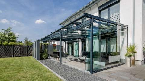 Terrassenüberdachung an einen modernen Haus mit Garten