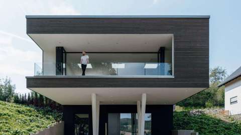 modernes Haus mit Glas-Faltwand zu einem Balkon