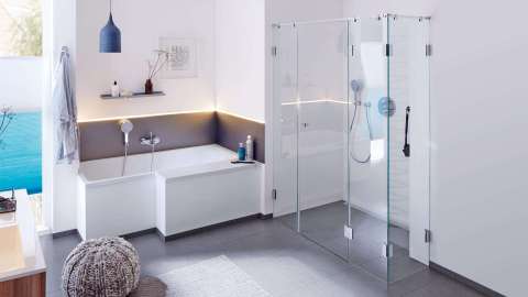 Badezimmer mit Nischendusche mit Glaswänden