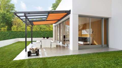 Terrassendach mit oranger Unterglasmarkise 