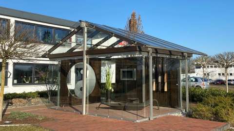 freistehendes Glashaus SDL Aura vor der Ausstellung von RBE in Stuhr