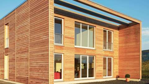 Holzhaus mit Holzfenstern und Flachdach
