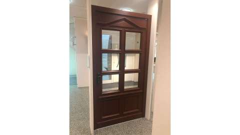 braune Haustür mit sechs Glaselementen in der Ausstellung von RBE in Stuhr
