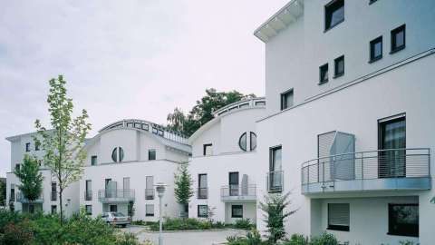 vier große moderne weiße Häuser mit weißen Kunststofffenster mit Aludeckschale