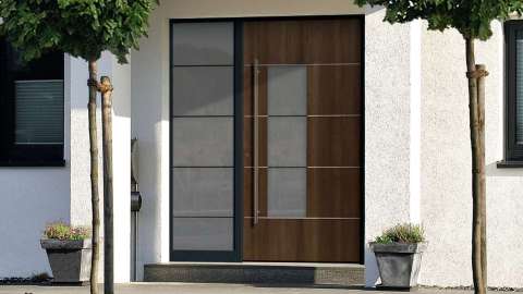 Holz/Aluminium Haustür mit Glaselement auf der linken Seite in weißer Fassade
