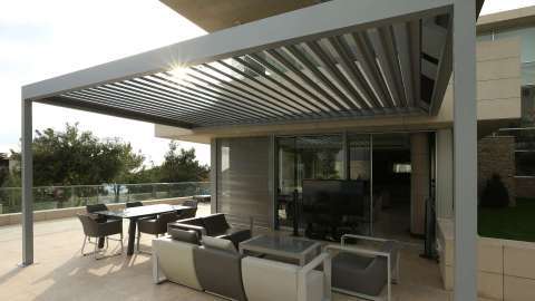 Algarve Lamellendach auf einer Dachterrasse eines modernen Hauses
