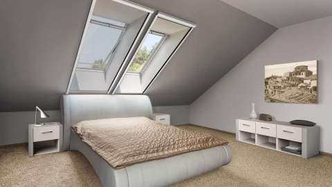 Schlafzimmer mit Insektenschutz vor den Dachfenstern über dem Bett