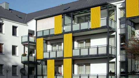 Mehrfamilienhaus mit Balkonwohnungen mit Insektenschutz