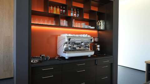 Kaffeemaschine in der Küche in der Ausstellung von Sievers Fenster in Haßbergen