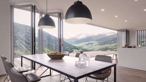 Solarlux Ecoline und Highline Glas-Faltwand in einer Küche mit Esstisch mit Blick auf Berge