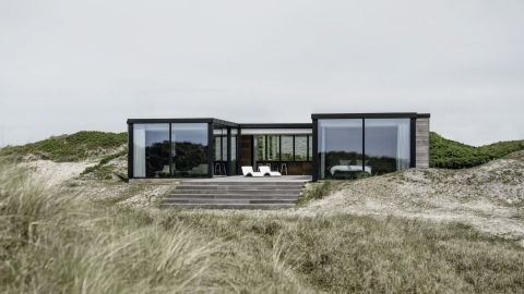 Mit dem Strandhaus wurde ein Gebäude geschaffen, das die außergewöhnliche Natur und das Licht der Umgebung in die Wohnräume hineinträgt.   Bildnachweis: Malik Pahlmann für Solarlux GmbH