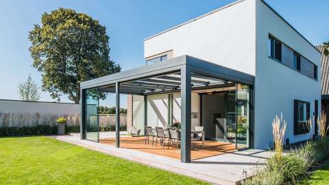 modernes Haus mit Solarlux SDL Acubis Terrassendach auf der Terrasse