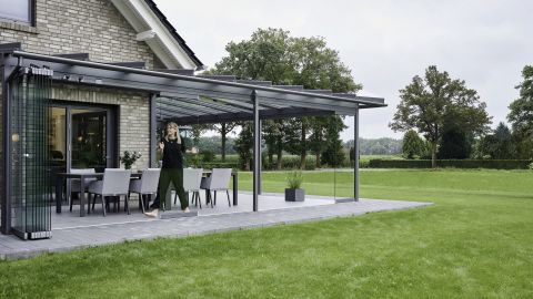 Mitten in der Natur, das ganze Jahre über: Die Terrassendächer mit seitlichen Glaselementen bieten einen geschützten Platz im Freien und verlängern die Gartensaison.   Bildnachweis: Solarlux GmbH
