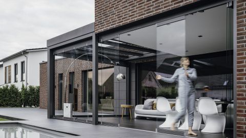 Mit den beweglichen Glaselementen lässt sich das Terrassendach einfach verschließen und schützt so vor zugigem Wind und wärmt sich schneller auf.  Bildnachweis: Malik Pahlmann für Solarlux GmbH