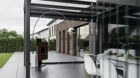 Die transparente Hülle schützt vor Wind und Wetter, das gilt für die Bewohner sowie die Möbel unter dem Glasdach.   Bildnachweis: Malik Pahlmann für Solarlux GmbH