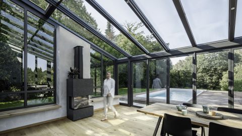 Transparenz im wohnlichen Wintergarten: Mit dem wärmegedämmten System wurden Wohn- und Essbereich großzügig erweitert.  Bildnachweis: Solarlux GmbH