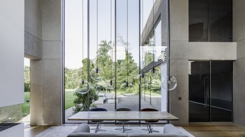 Sechs Meter hoch und über zwei Meter breit sind die außergewöhnlichen Schiebefenster cero im Wohn- und Essbereich, die sich trotz ihres Gewichts mühelos zur Seite schieben lassen.   Bildnachweis: Solarlux GmbH