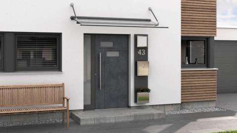 graue Haustür Zugeda-Vordach in weißer Fassade mit Holz-Akzenten
