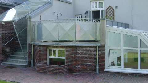 Brüstungsgeländer an einer Terrasse an einem Wohnhaus