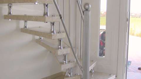 Treppe mit Geländer neben einer Haustür in einem Wohnhaus