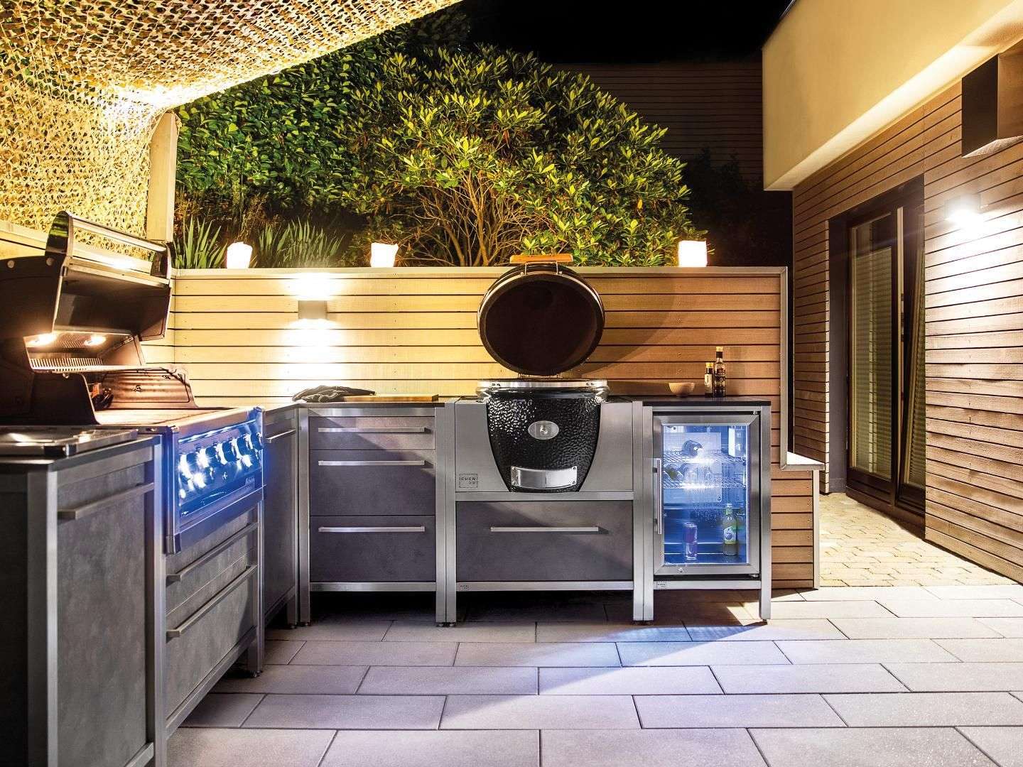 Burnout Outdoorküche auf einer Terrasse bei Nacht