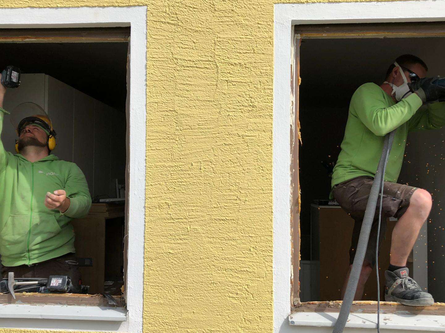 Linara Mitarbeiter bauen altes Fenster aus