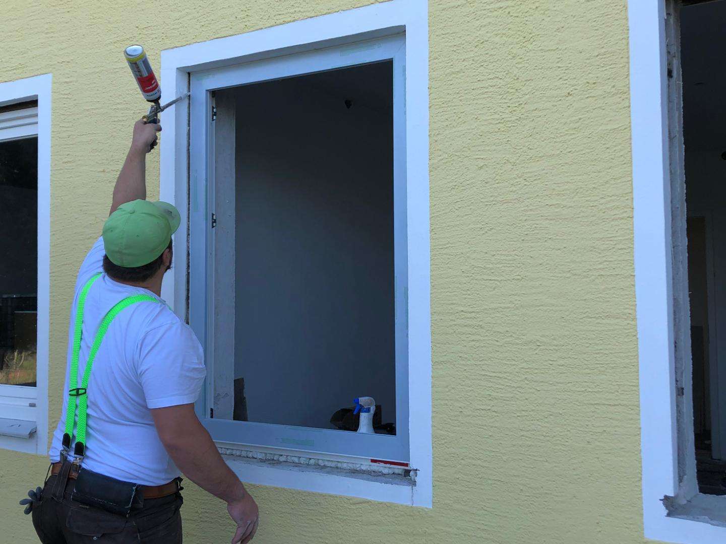 Linara Mitarbeiter bauen neues Fenster ein