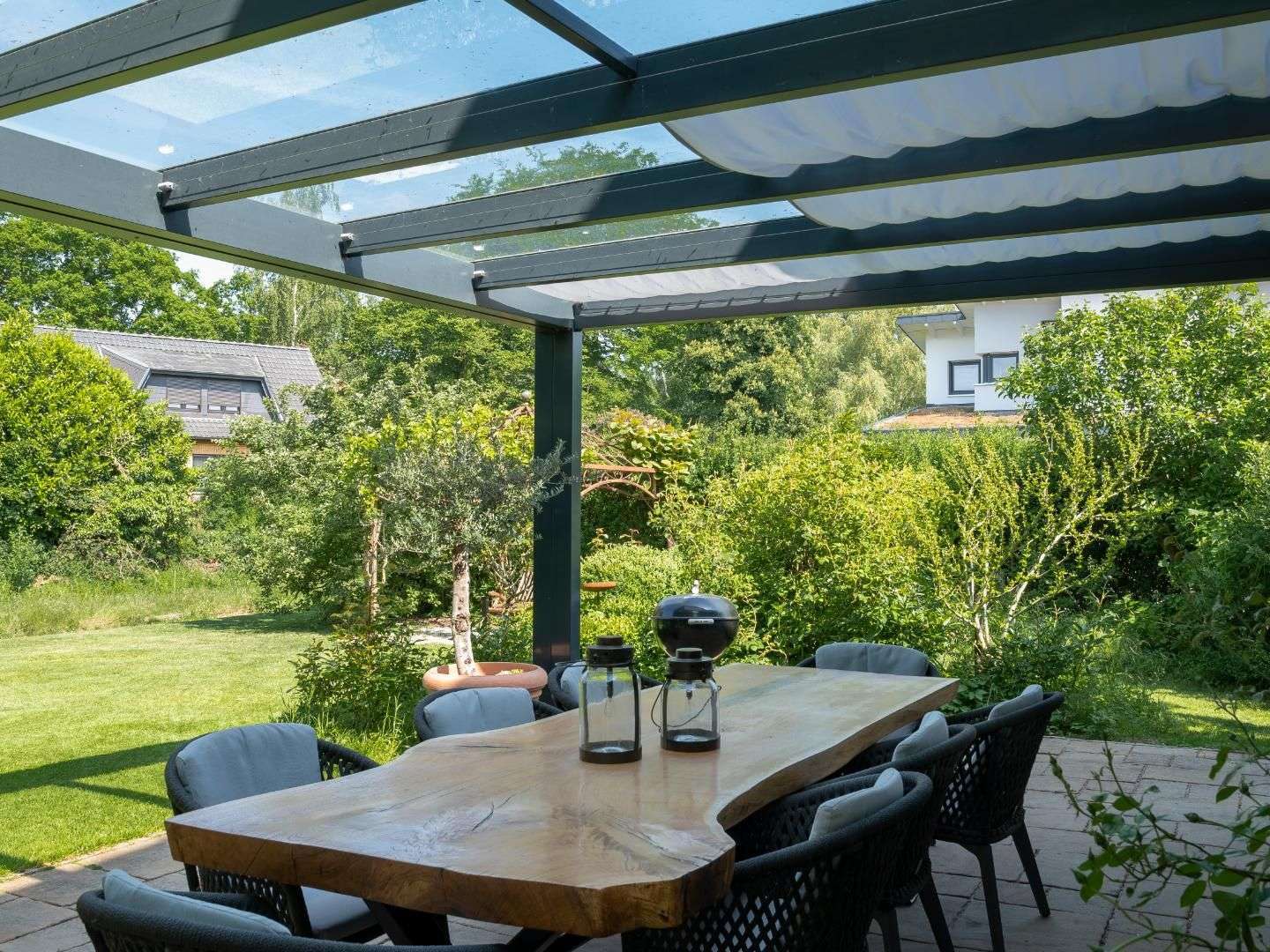 Innenansicht eines Terrassendaches mit Seilspann-Sonnensegel 