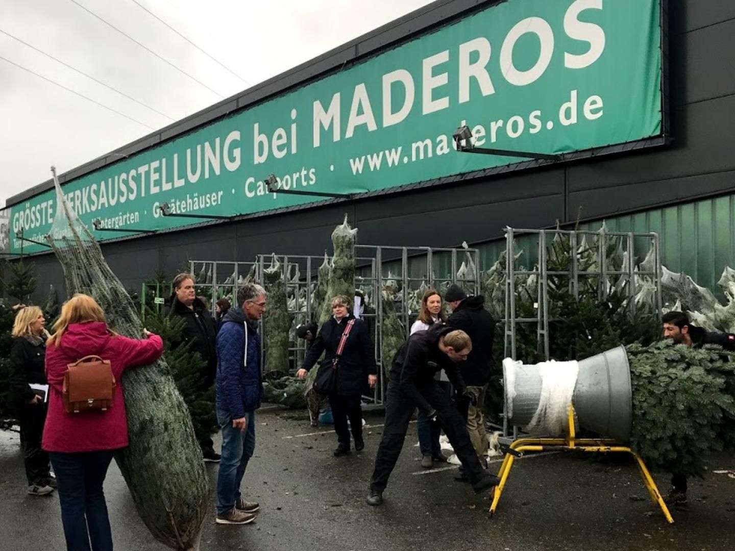 Tannenbaumverkauf vor der Ausstellung von Maderos in Nenndorf