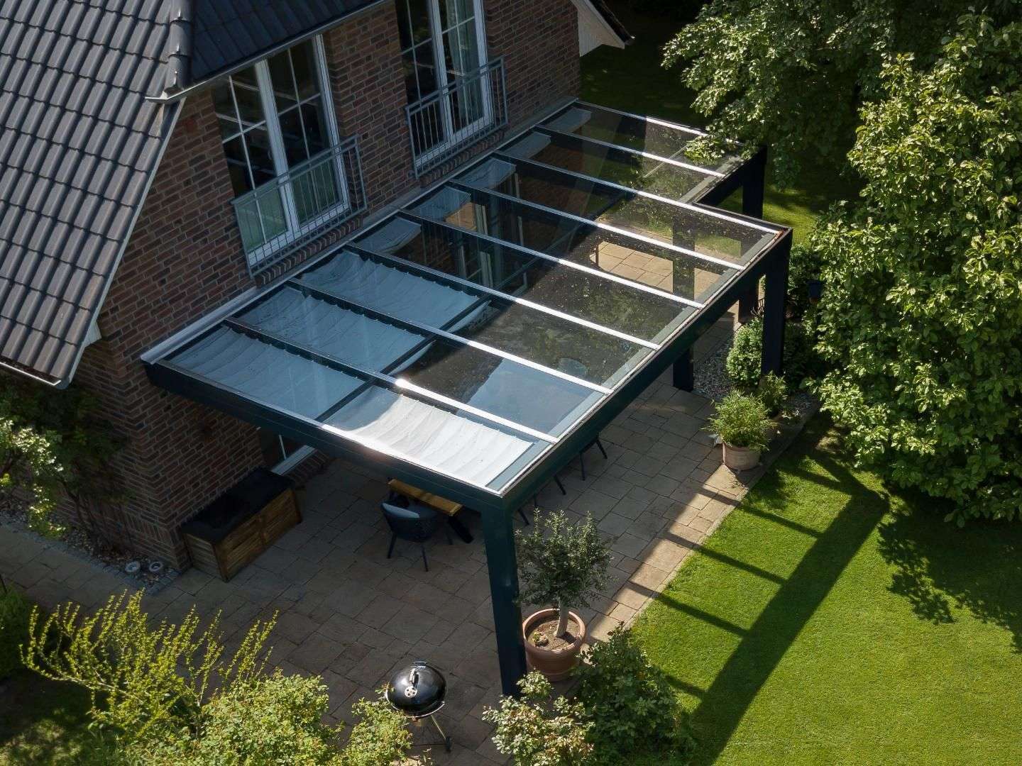 Terrassendach mit Seilspann-Sonnensegel an einem Einfamilienhaus