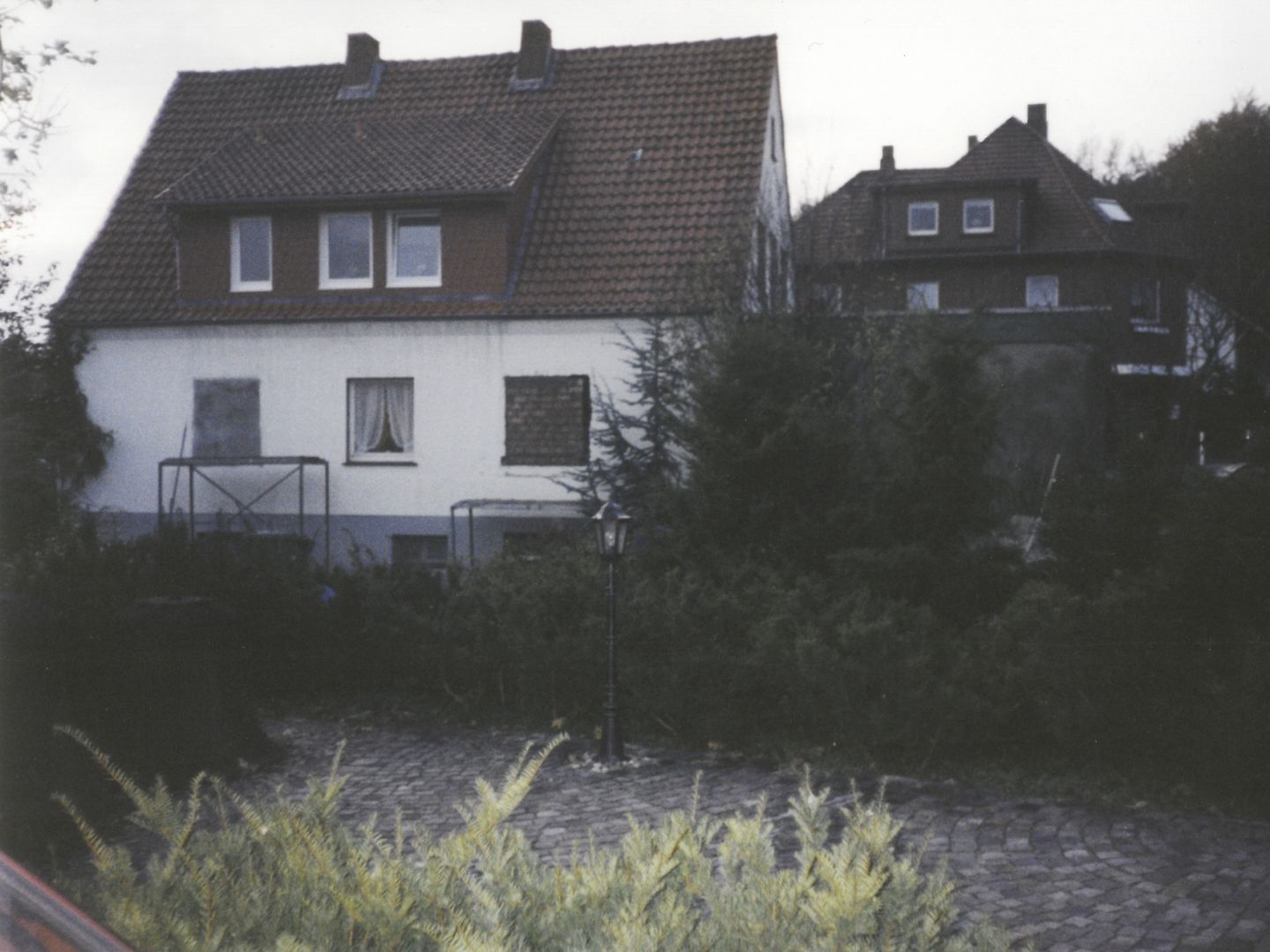 Vor der Modernisierung war das 50er Jahre Haus vom Garten abgeschnitten. Nur kleine Fenster ermöglichten den Ausblick ins Grüne.  Bildnachweis: Solarlux GmbH