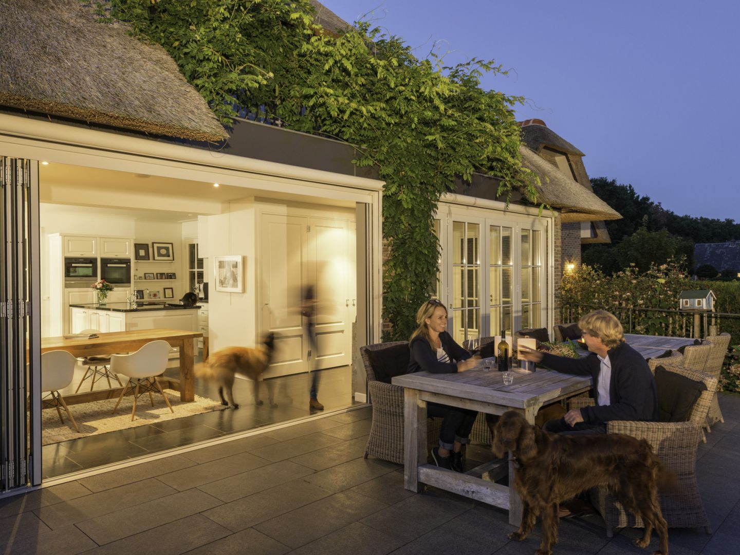 Die zwei integrierten Glas-Faltwände von Solarlux verbinden Terrasse und Wohnraum und verwandeln sie in den neuen Wohlfühlort der Familie.  Bildnachweis: Solarlux GmbH